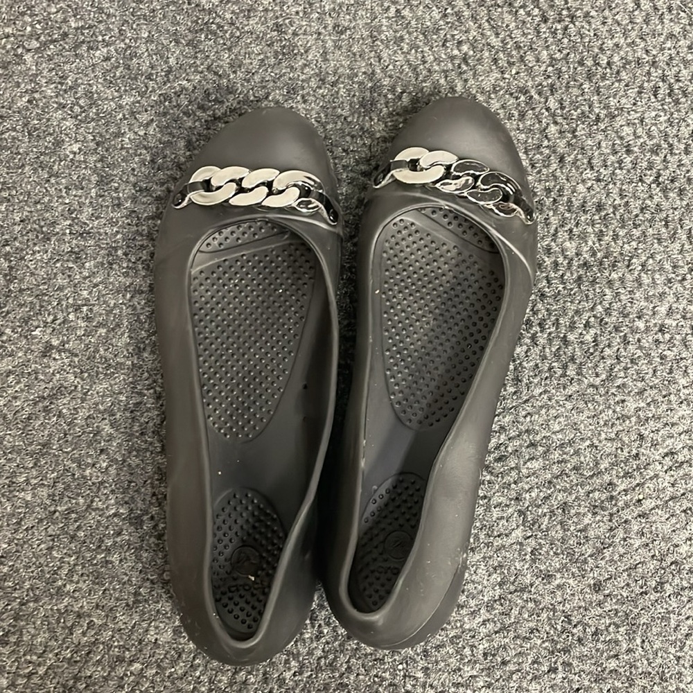 CROCS Gianna Black Chain Link Flats Slip On Comfy Size 8 Gorpcore Casual Career - Picture 2 of 4